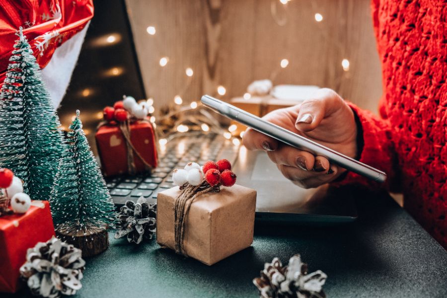 Christmas statistics: Mobile shopping could be Santa's special helper this year